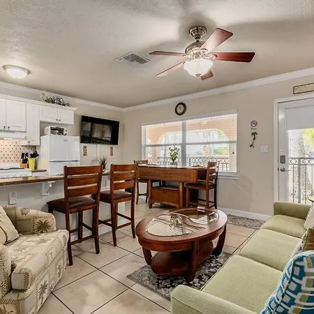 Walk To The Beach And Restaurants! - Coconut Villa'S Suite 2